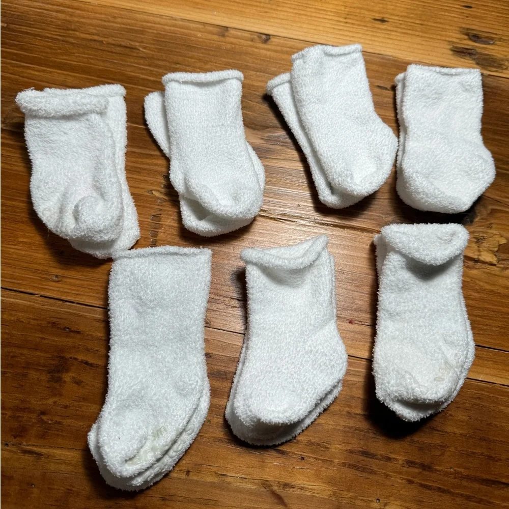 7 pairs of white baby Carter’s 0-3 month‎ chenille socks EUC